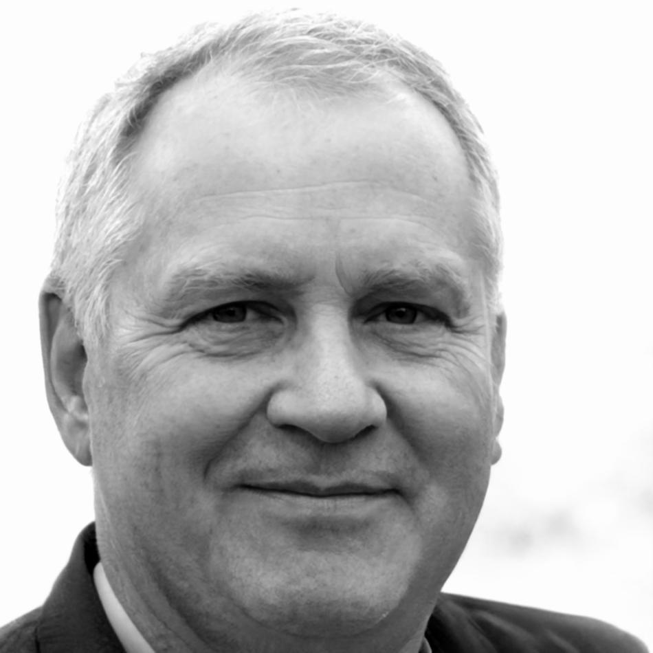 Sales instructor Angus Fitzwilliam leading discussion session